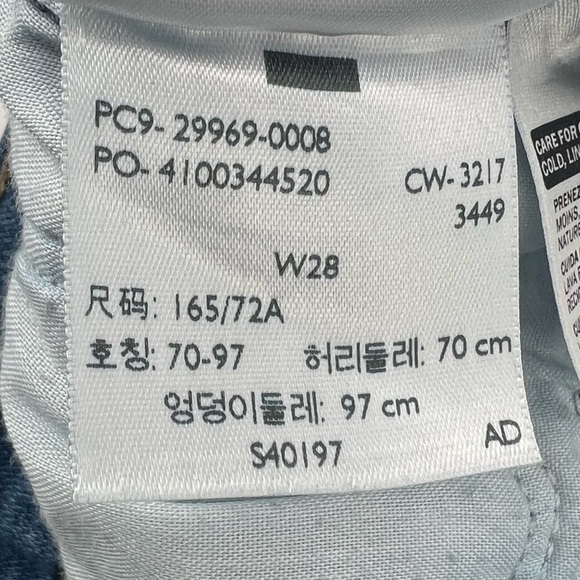 Levi's Women's Mid Length Cuffed Hem Denim Shorts Size 28 - Picture 6 of 7